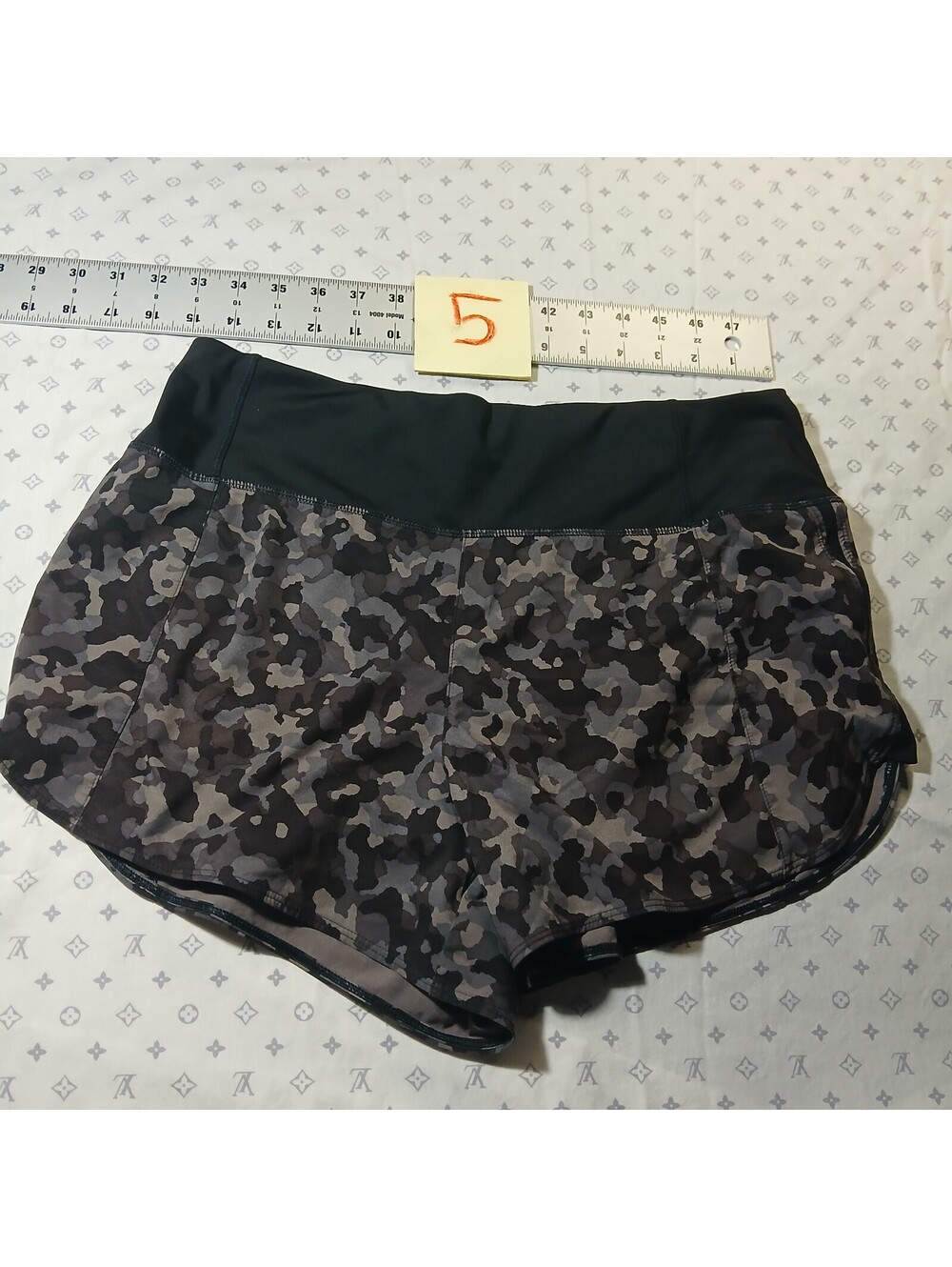 Athleta Streetwear Running Shorts Women's 4 Gray Black Camo Print Size M Medium